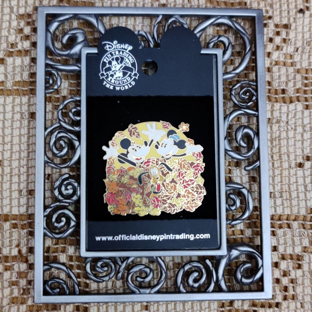 Disney Pin Mickey Minnie Mouse Pluto Fall